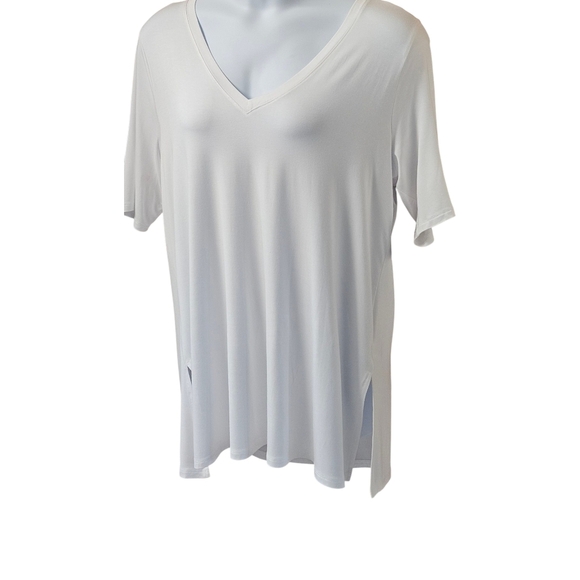 Torrid White Asymmetrical Short Sleeve T-Shirt - Picture 4 of 16